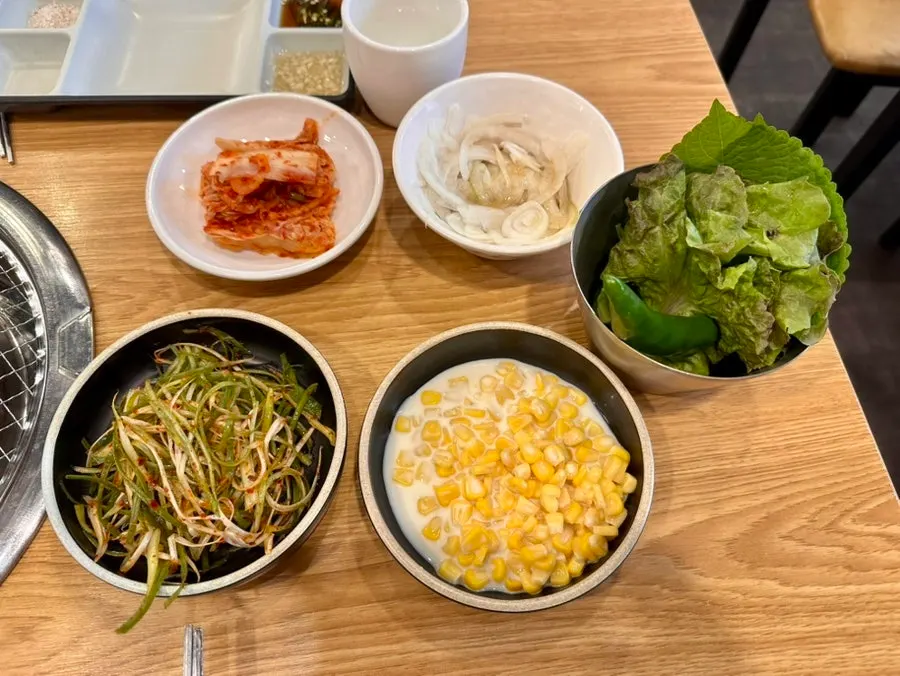 주문 후 차려진 육식왕 기본 상차림
