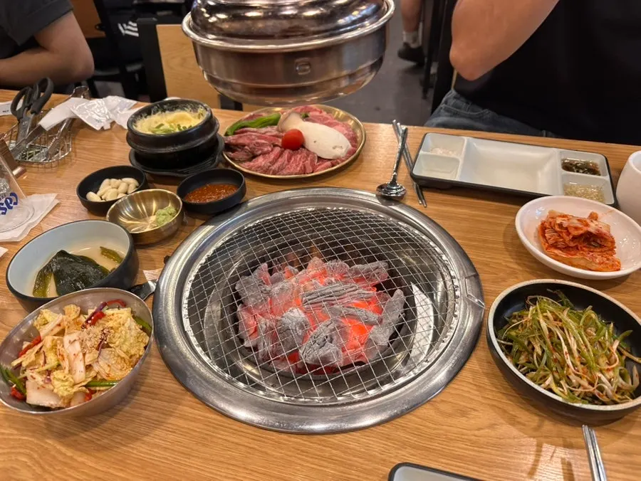 개인 앞접시가 놓인 고기 테이블