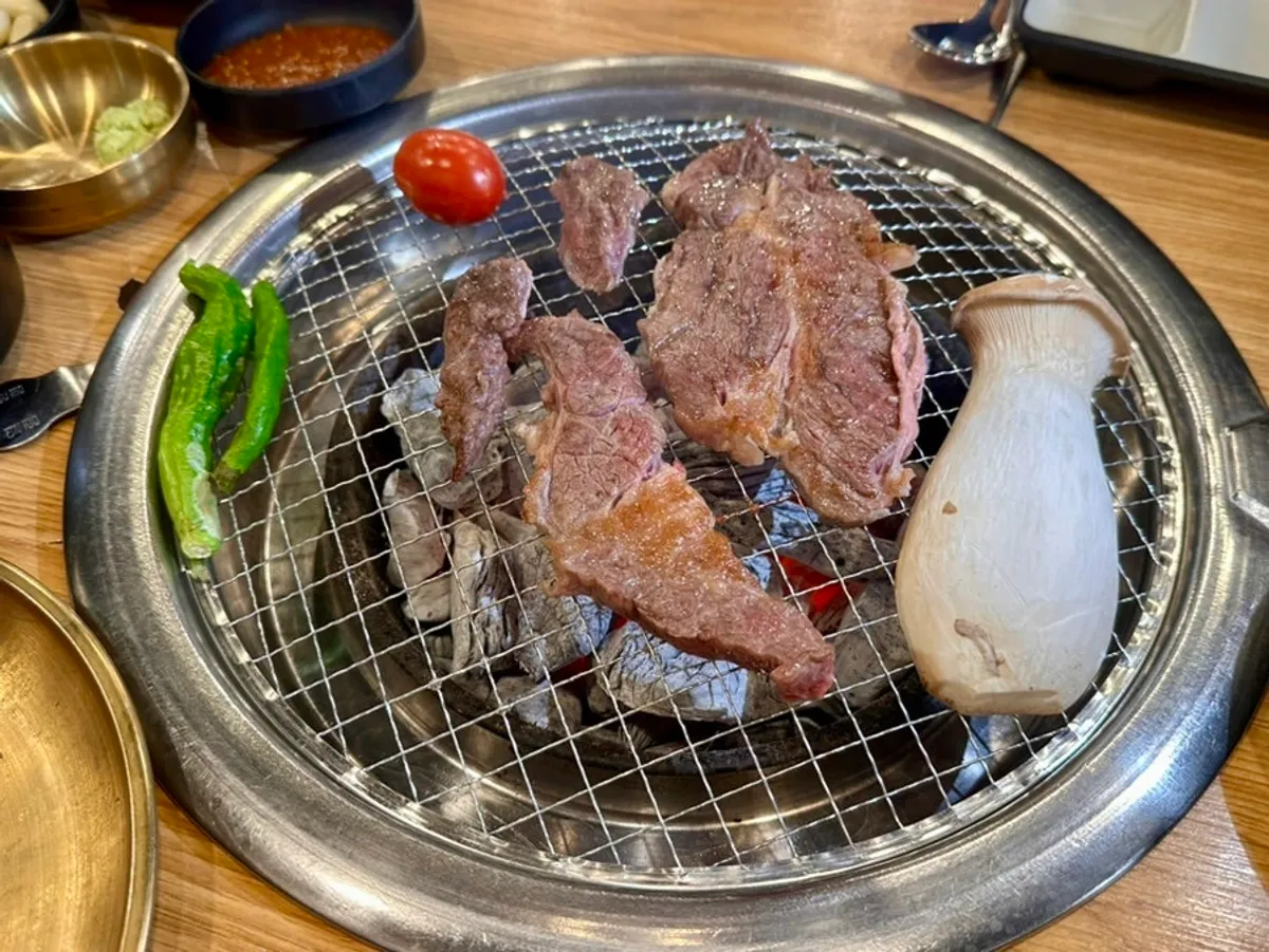 노릇하게 구워지는 등심과 갈비살