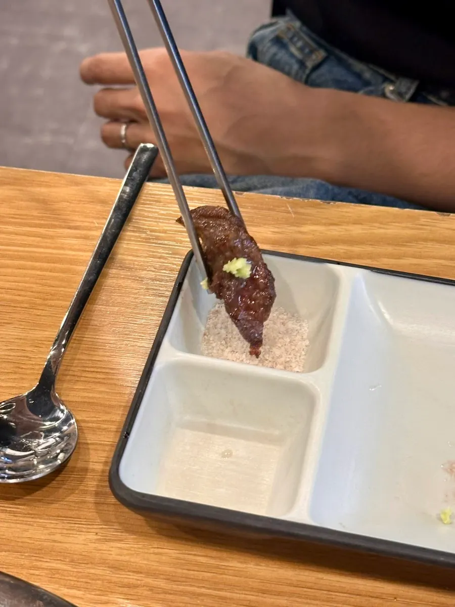 두툼하게 구워진 갈비살