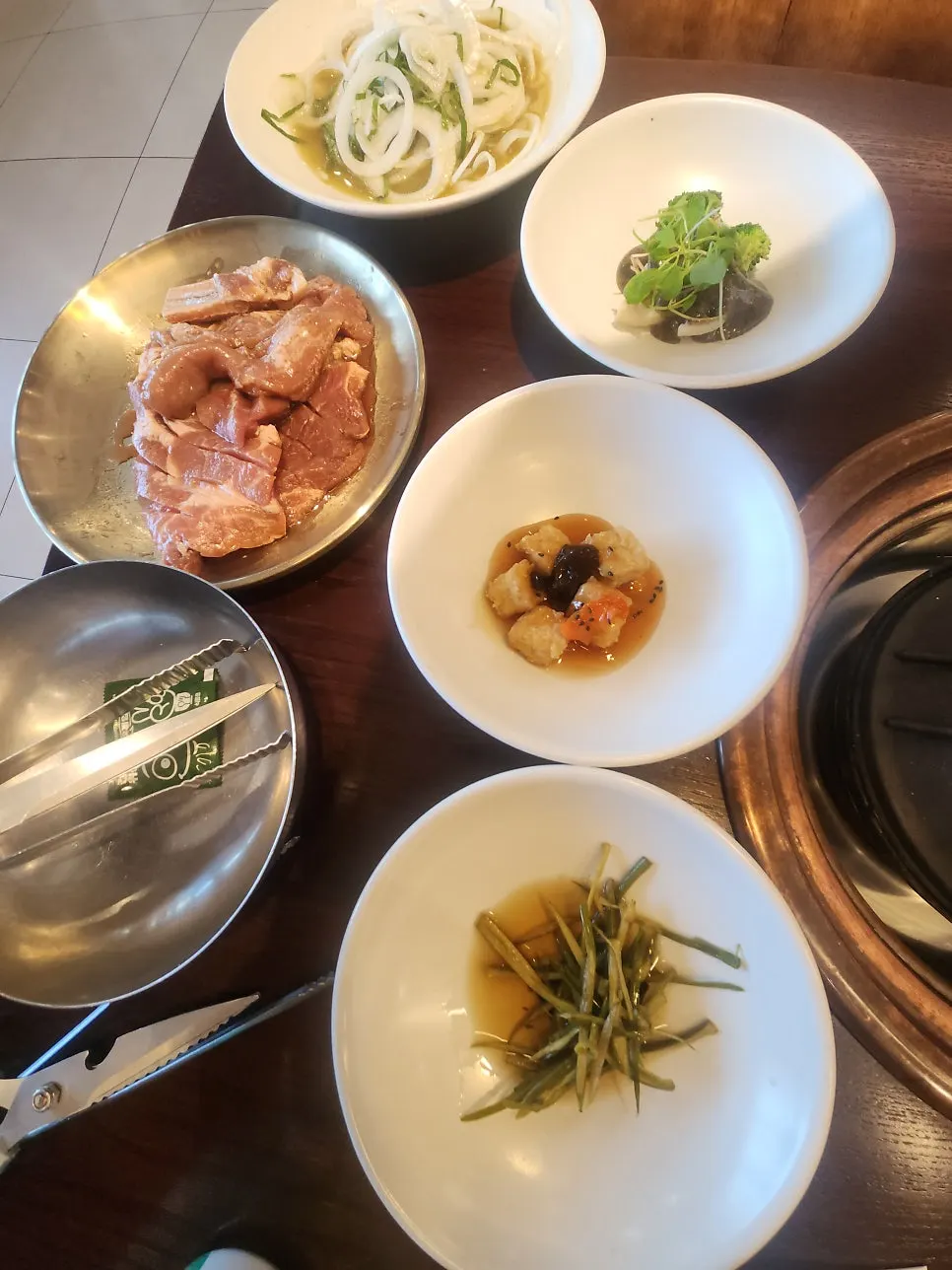테이블오더와 함께 놓인 생수