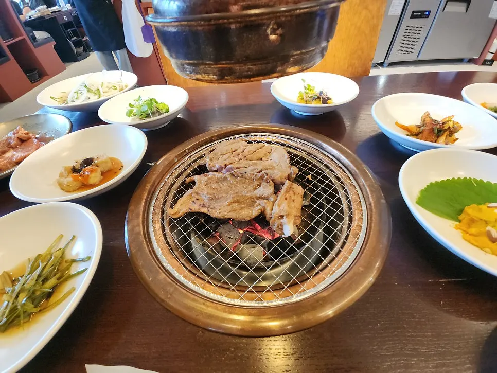 숯불 불판에 올린 누룩 양념 돼지갈비목살