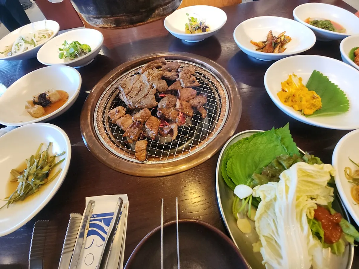 다 구워진 돼지갈비 2인분과 쌈채소 한 상