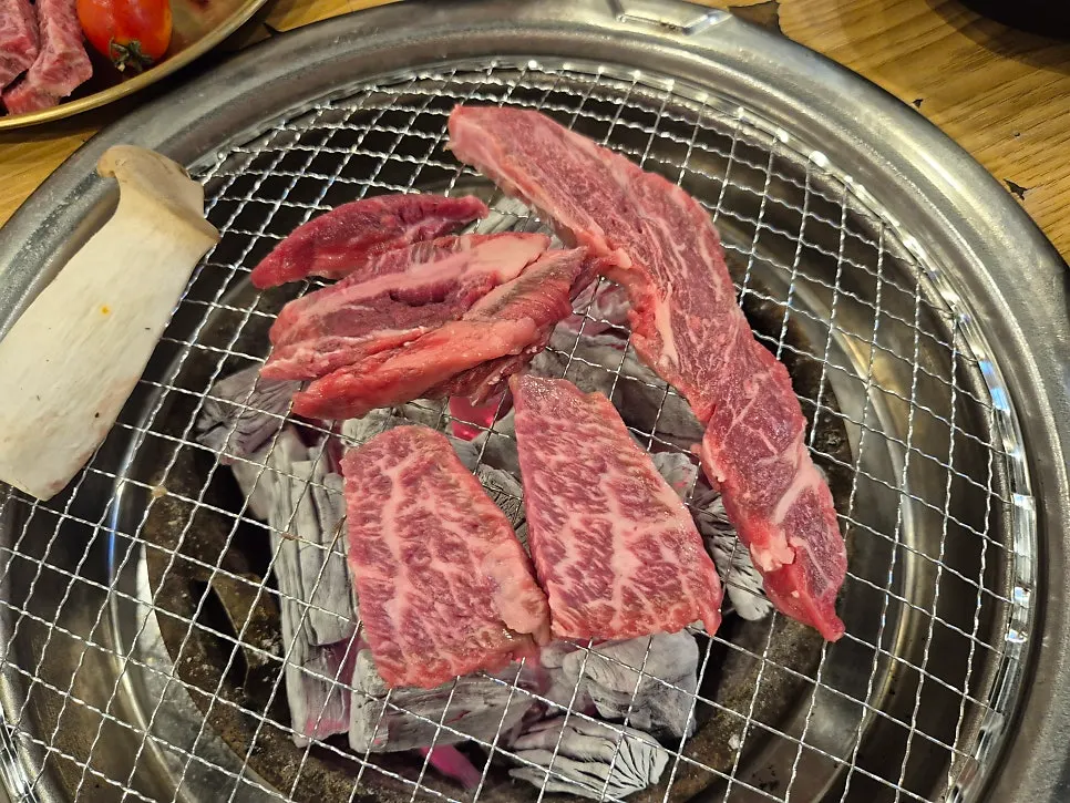 구워지는 살치살과 갈비살