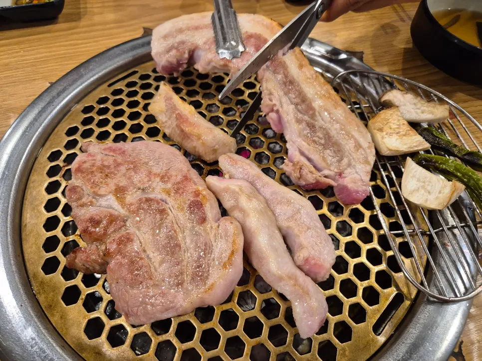 숯불에 구워지는 한돈 삼겹살과 목살