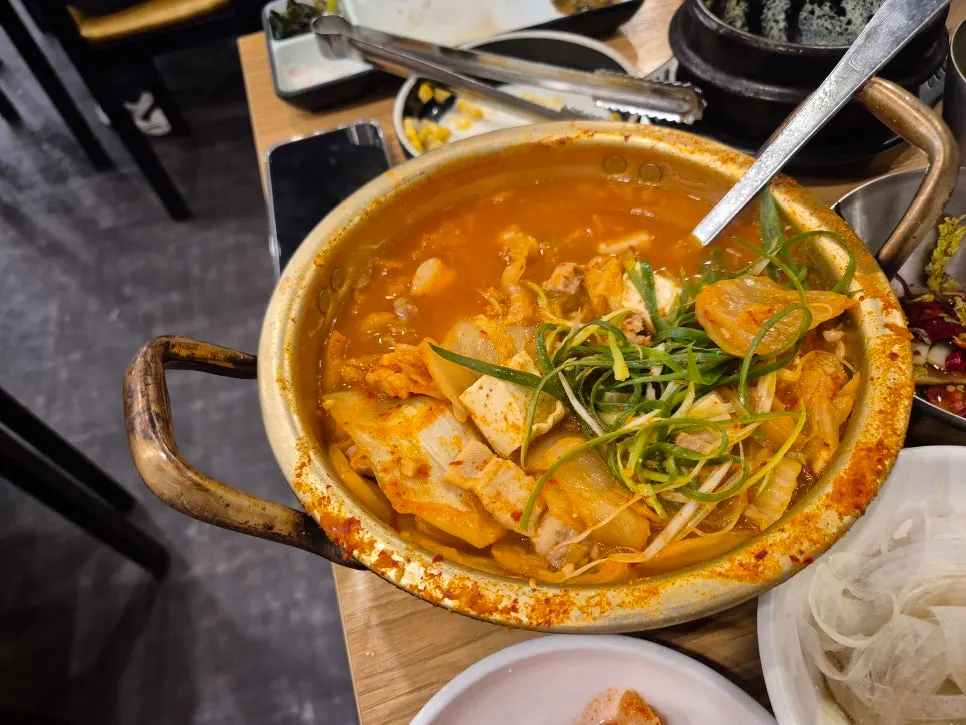 고기듬뿍 한돈 김치찌개 한 뚝배기