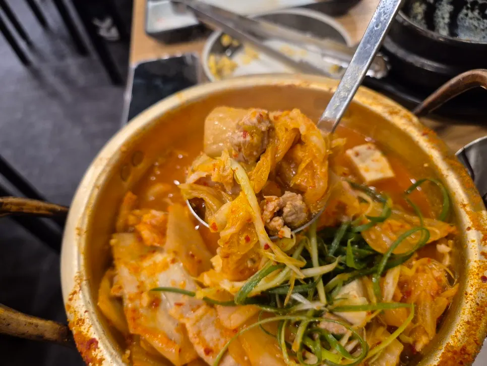 고기가 가득 들어간 김치찌개 한 숟갈