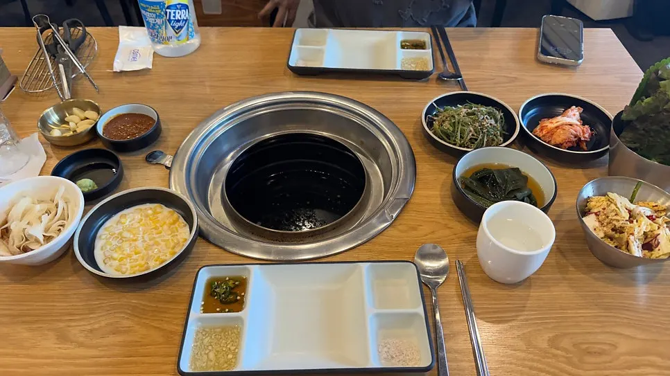 이천 육식왕 기본 상차림 전체 모습