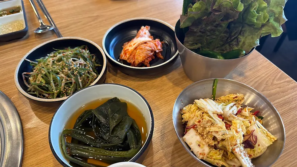 파절이와 김치 등 반찬 접시