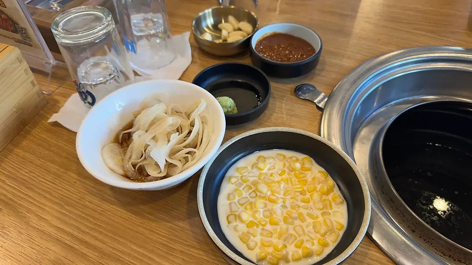 명이나물과 양파절임 등 밑반찬