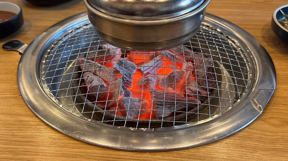 테이블에 올려진 숯불 화로