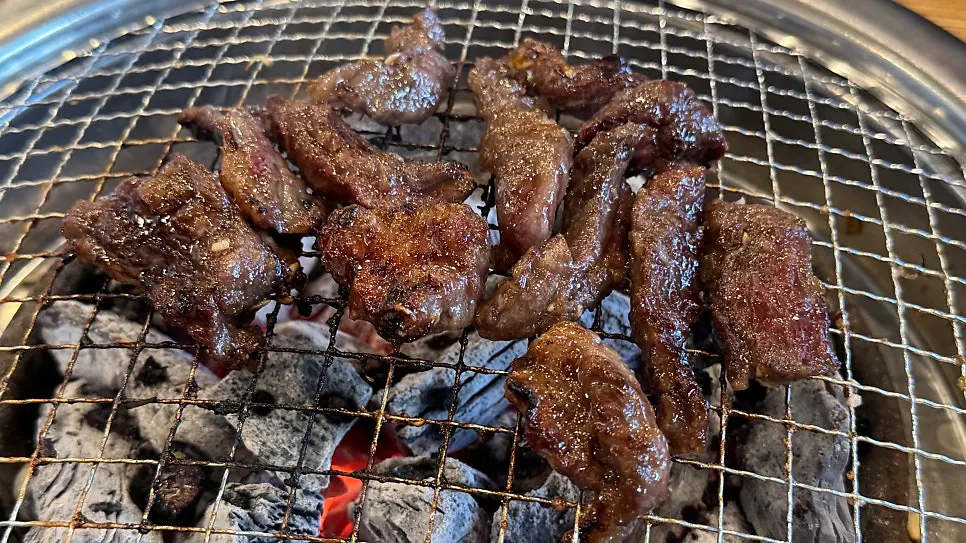 노릇하게 구워진 양념 와규 소갈비살