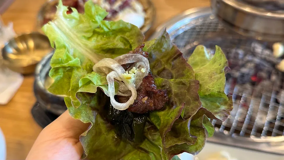 구운 소갈비살 한 점 클로즈업