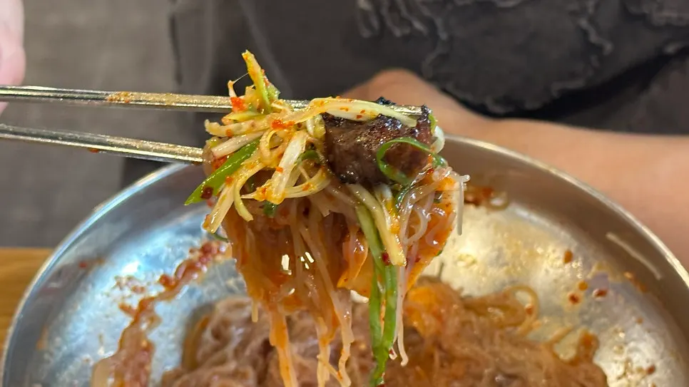 비빔냉면과 파절이를 곁들인 양념갈비 상차림