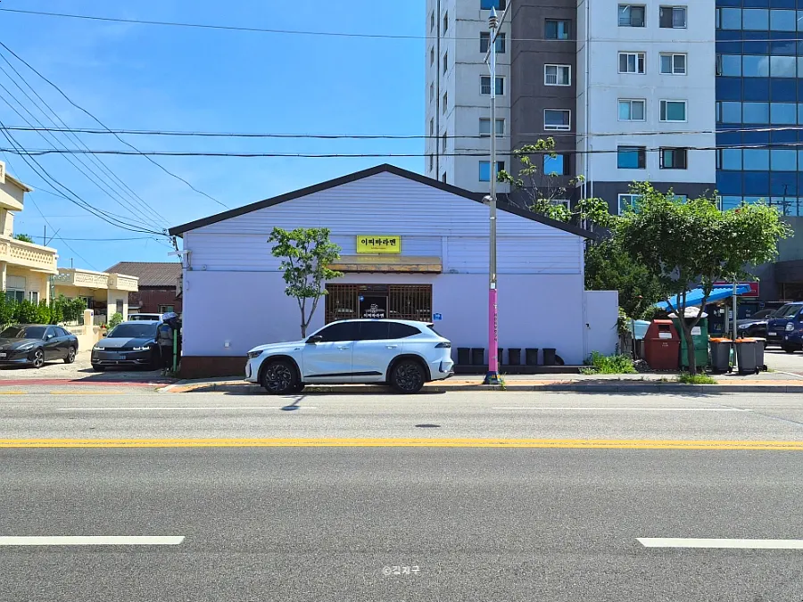 The exterior and parking area of Ichiba Ramen on Jungang-ro