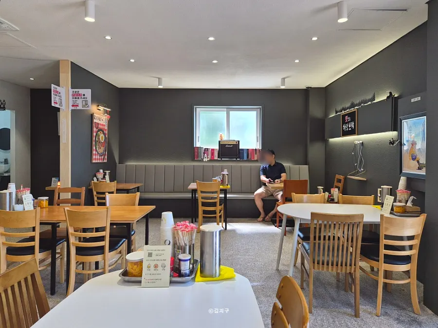 Table seating at Ichiba Ramen suitable for group gatherings