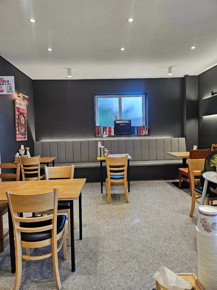 Overview of Ichiba Ramen's interior