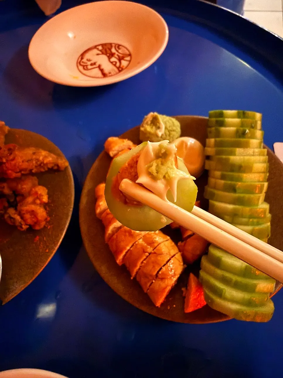 오이와 마요 소스, 와사비가 곁들여진 명란구이