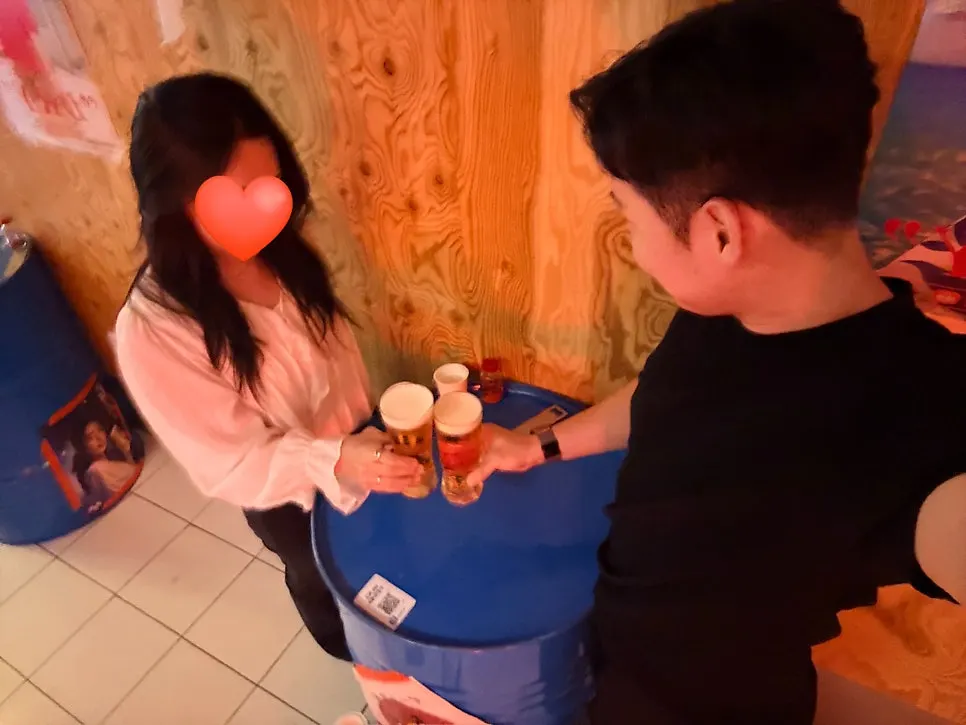 스탠딩 테이블이 놓인 이치바 스탠드 실내 전경