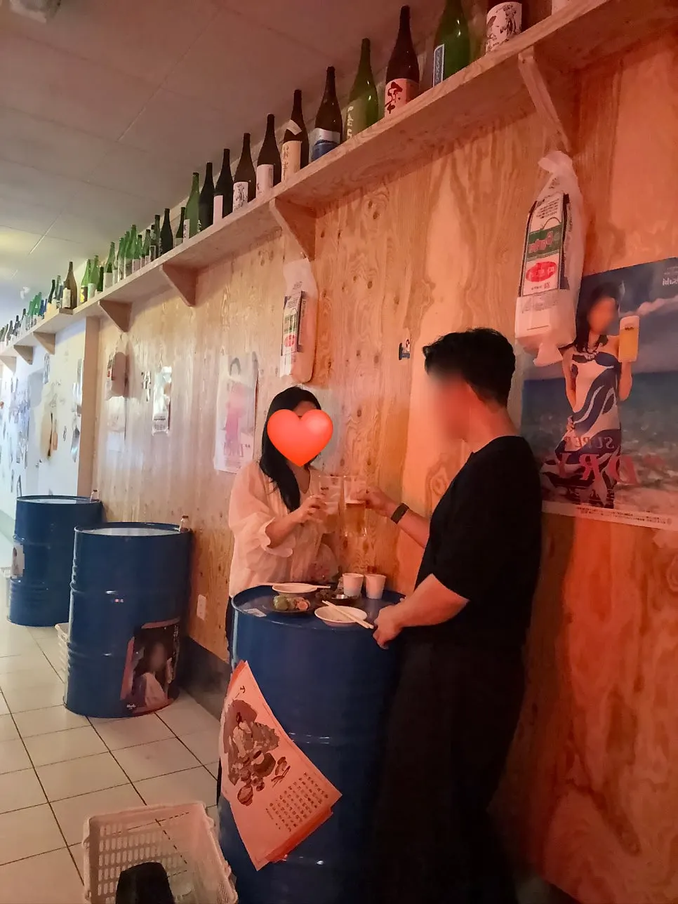 서서 맥주를 마시기 좋은 드럼통 테이블 자리