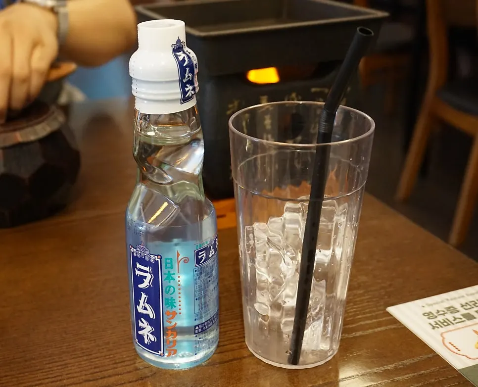 가장 먼저 서빙된 라무네 두 병