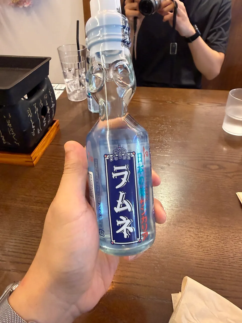 뚜껑을 열기 전의 라무네 병