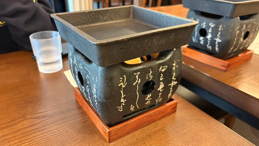 불을 붙인 화로와 따끈한 밥이 놓인 테이블