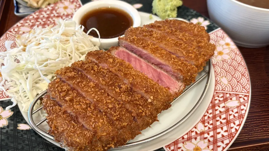 단면이 보이는 규카츠 접시