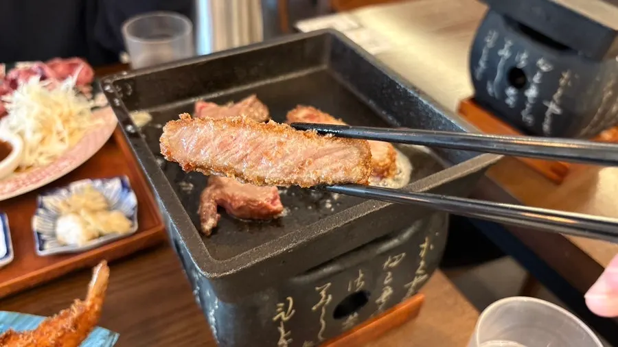 이즈니버터를 올려 화로에 굽는 규카츠