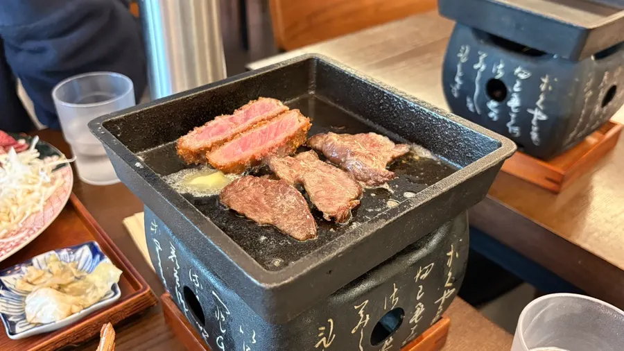 화로에서 함께 굽는 규카츠와 스테키