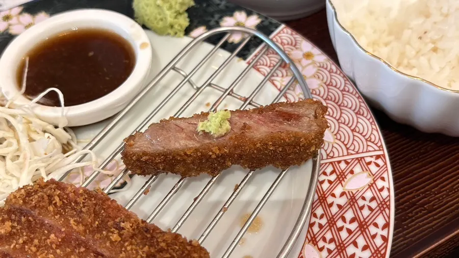 알맞게 구워진 스테키 한 점