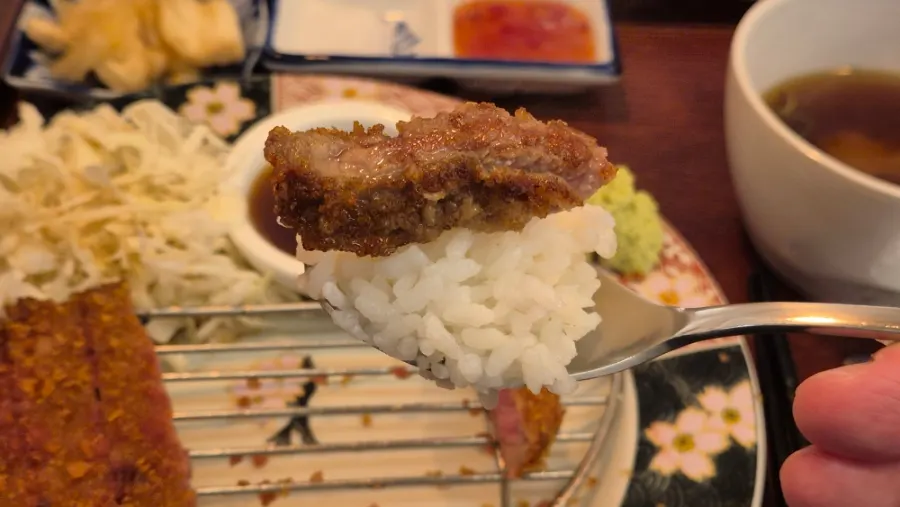 화로에서 하나씩 구워 먹는 규카츠