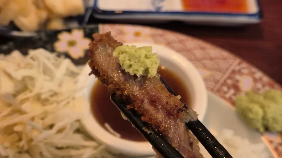 칠리 소스에 찍은 규카츠