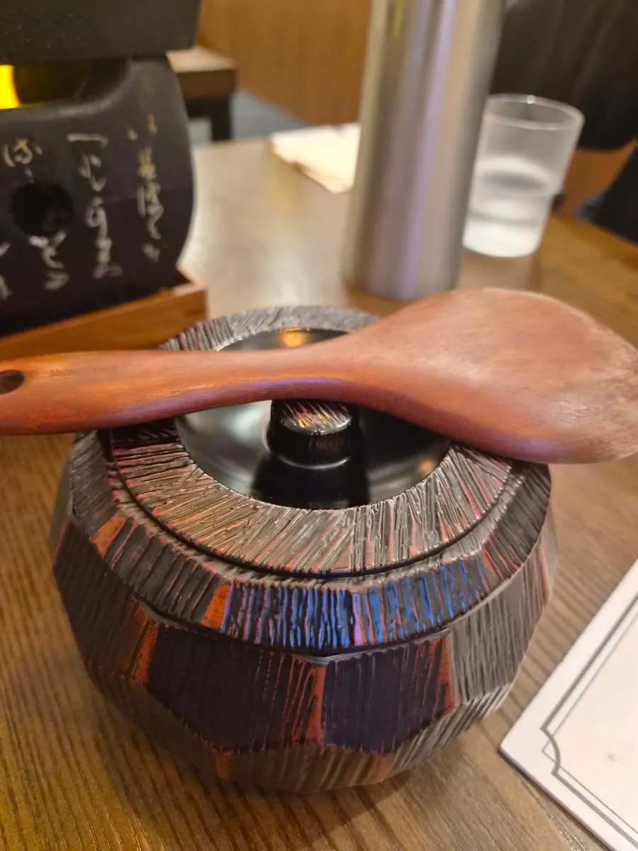 불을 올린 무쇠 화로와 기본 상차림