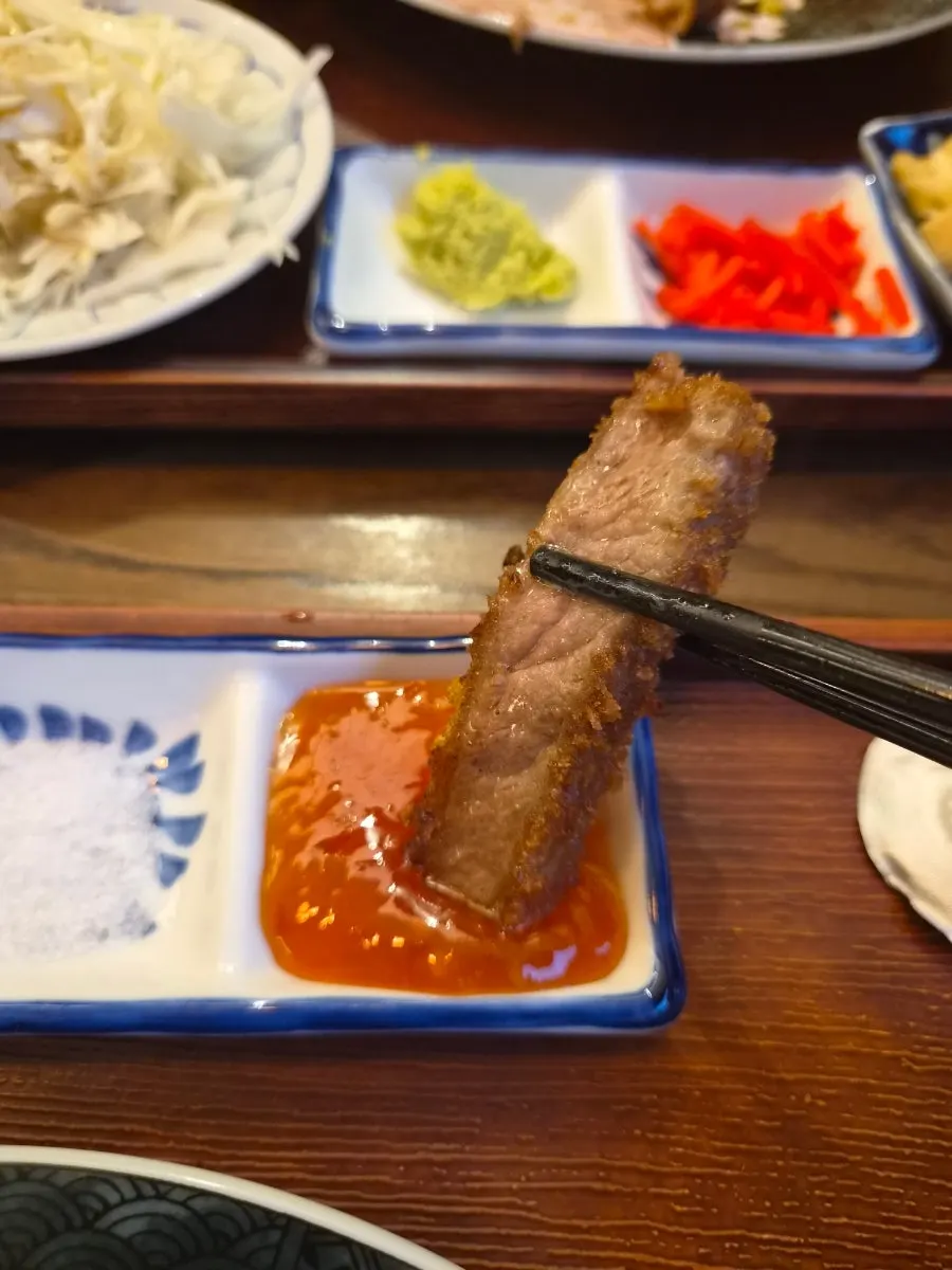 소금에 찍은 규카츠 단면