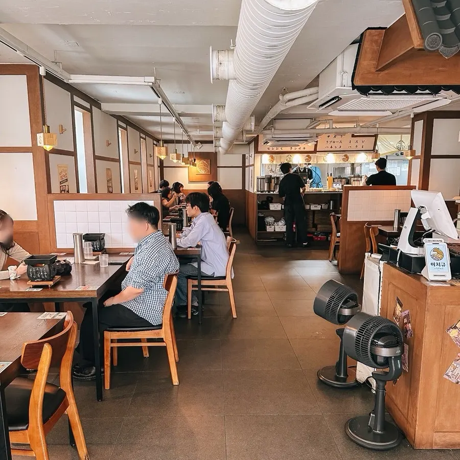 손님이 가득한 이치규 강남신논현점 테이블