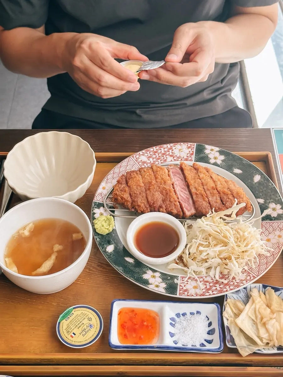 겉은 바삭 속은 레어인 규카츠 단면