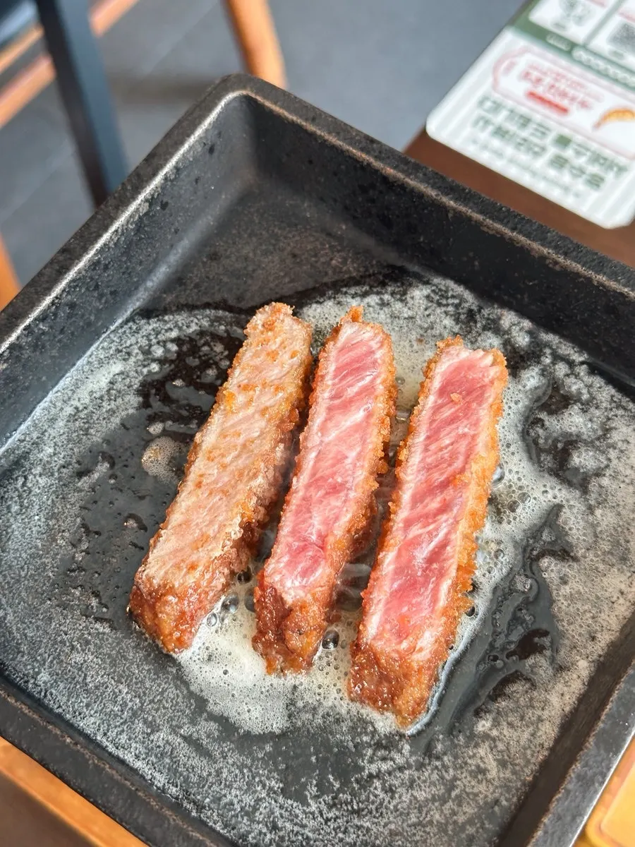 개인 화로에 규카츠를 굽는 모습