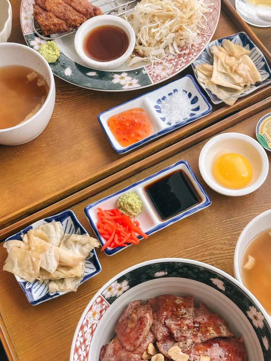 규카츠와 밥을 함께 먹는 한 상