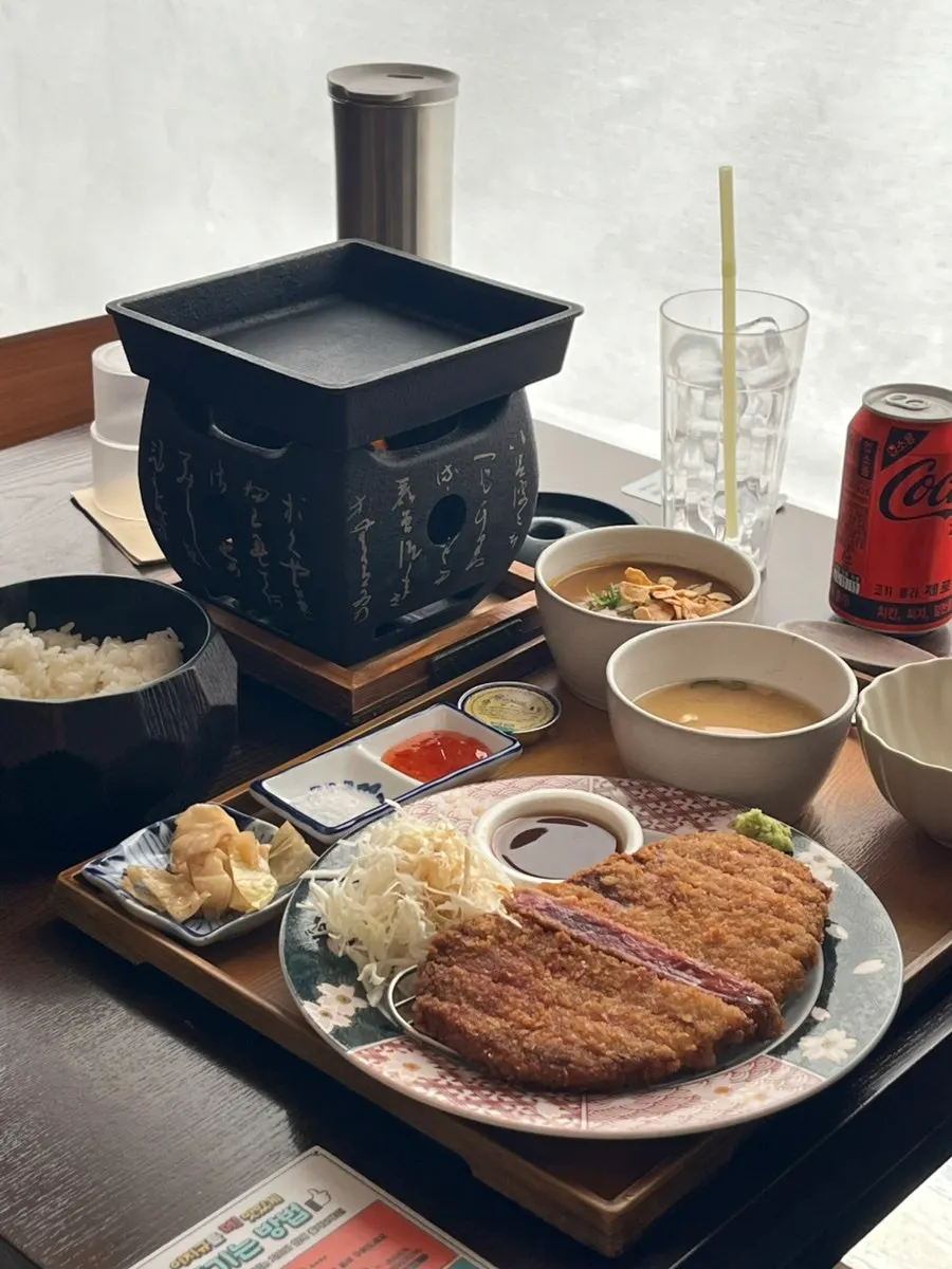 Lit personal brazier with a plate of gyukatsu