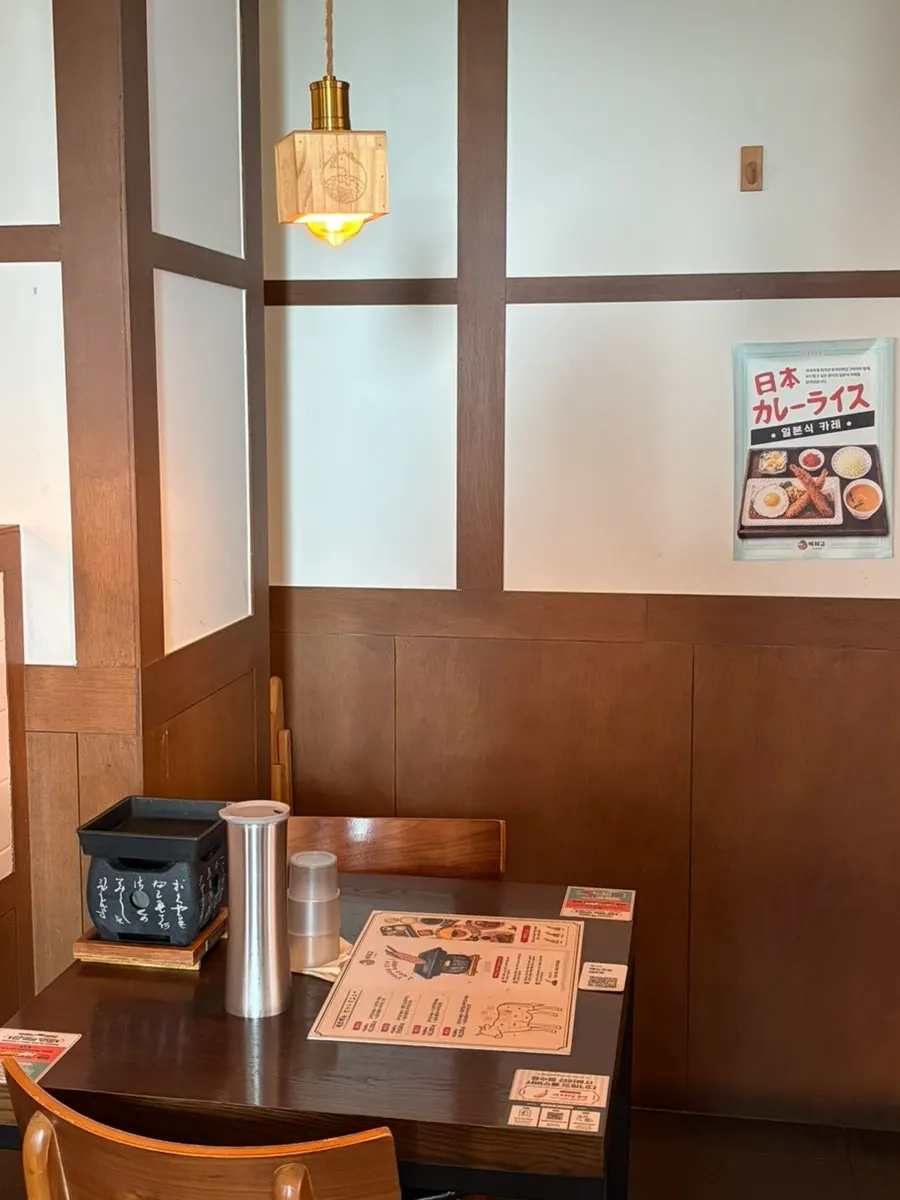 Interior of Ichigyu Gangnam Sinnonhyeon Branch with a Japanese feel
