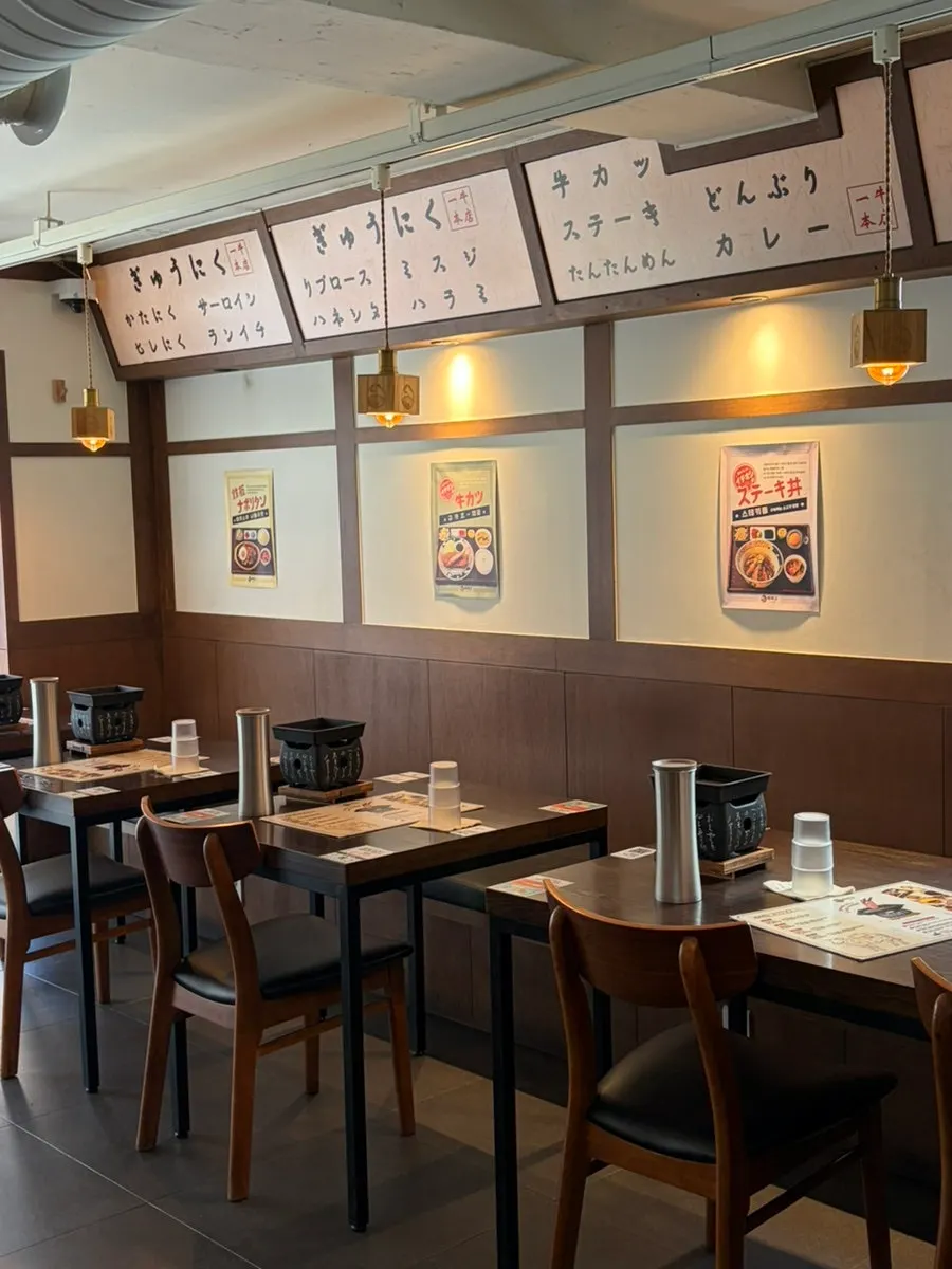 Dining hall atmosphere at Ichigyu Gangnam Sinnonhyeon Branch