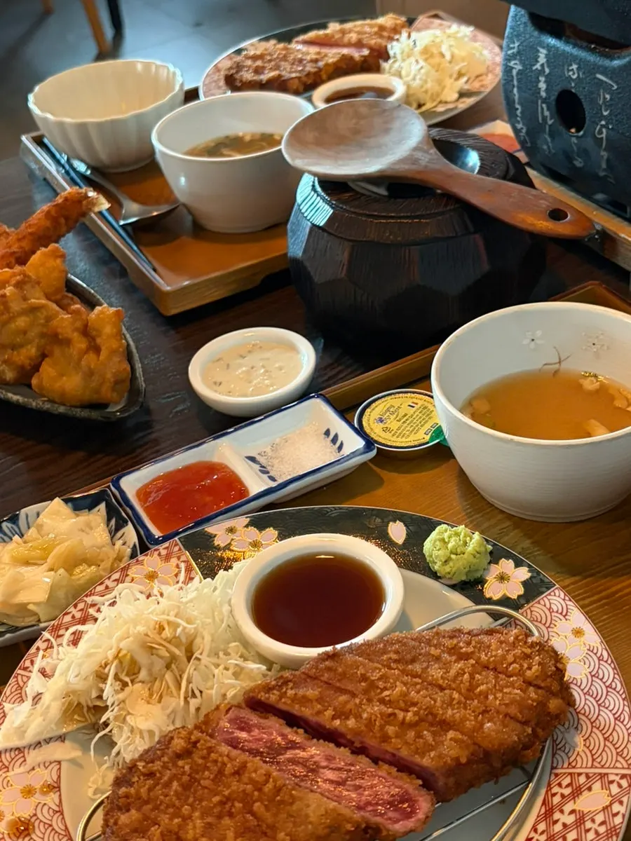 Generous bowl of rice served before the gyukatsu