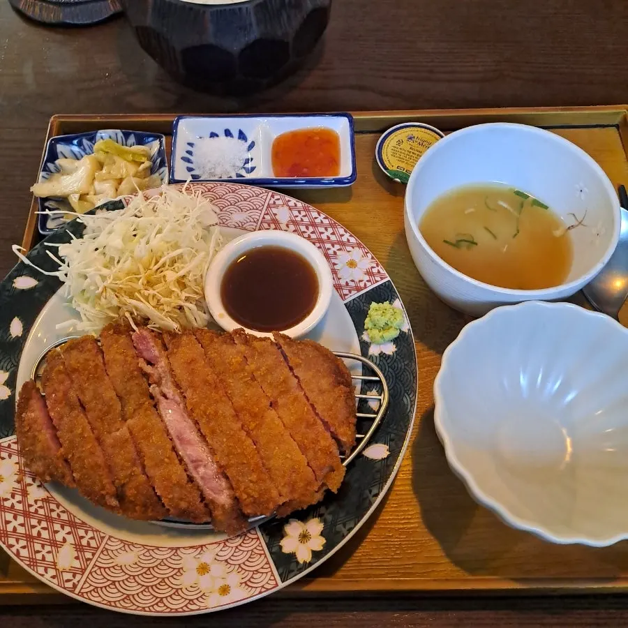 Table setting with solid-fuel personal brazier and tenderloin gyukatsu set