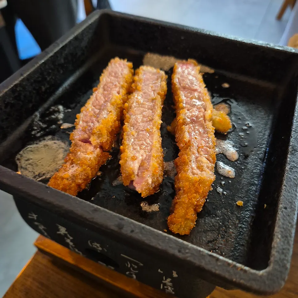 화로에서 노릇하게 구워지는 규카츠