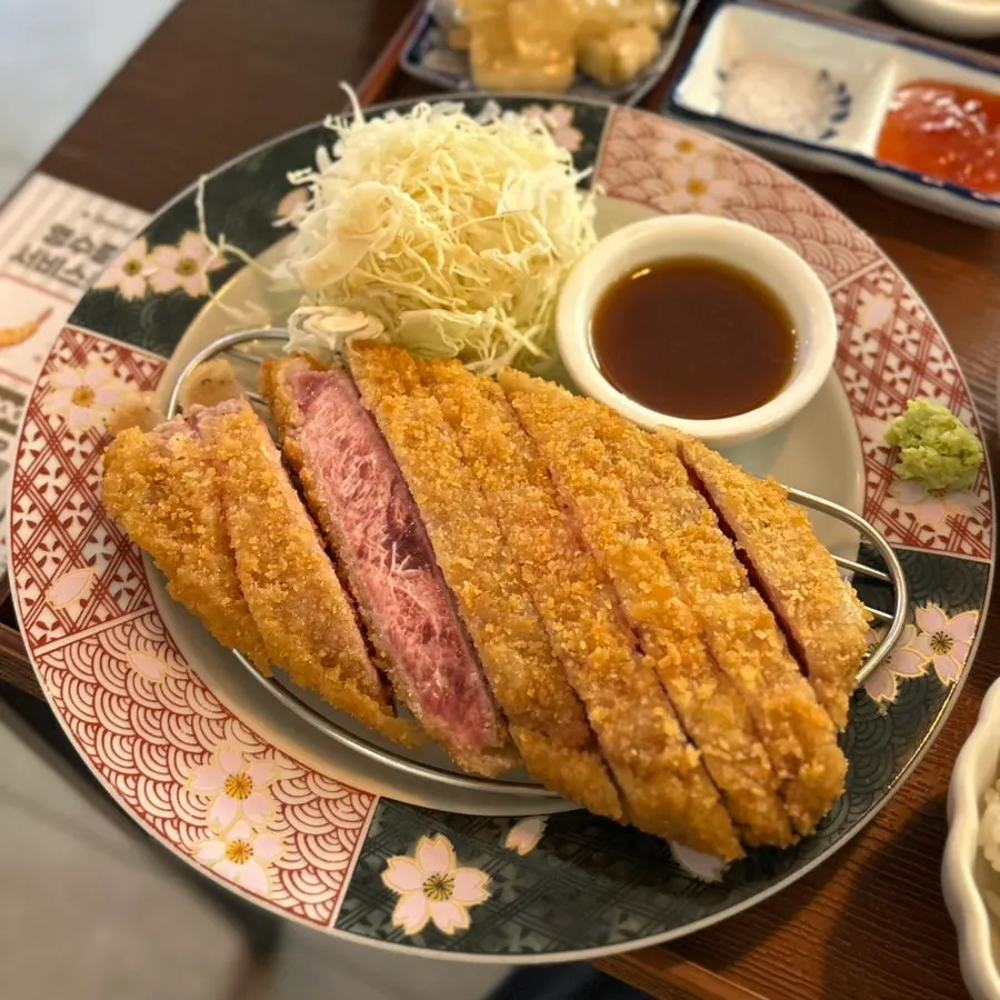 선홍빛 단면이 보이는 채끝 규카츠