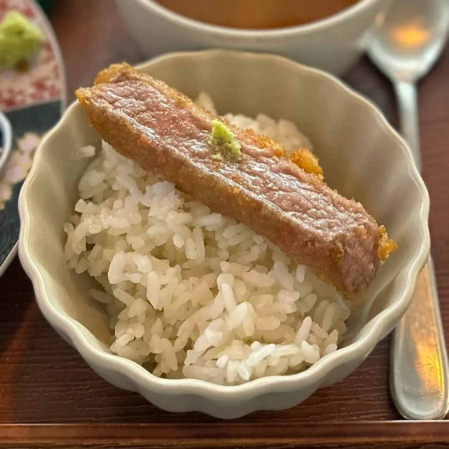 화로에 올려 굽는 규카츠 한 점