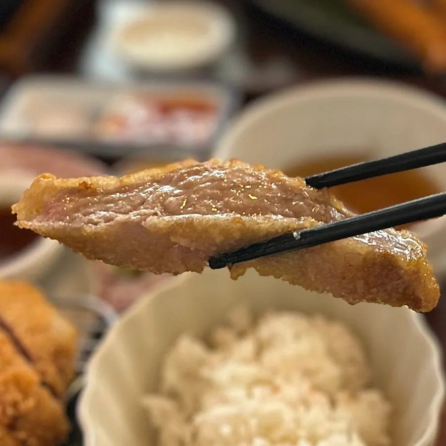구워낸 규카츠 단면 클로즈업