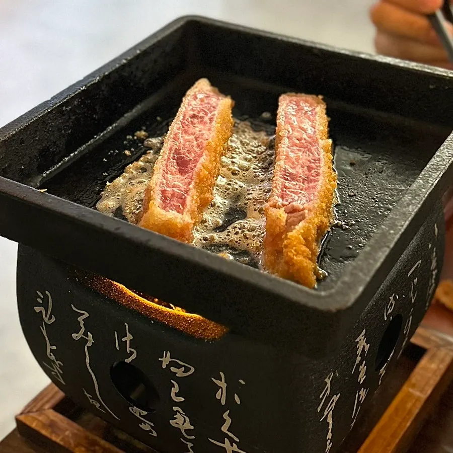 밥 위에 올린 규카츠 한 점