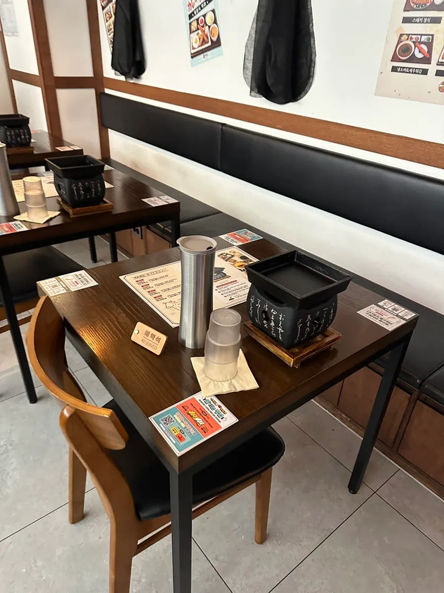Spacious, comfortable dining hall at Ichigyu Gwanghwamun Branch